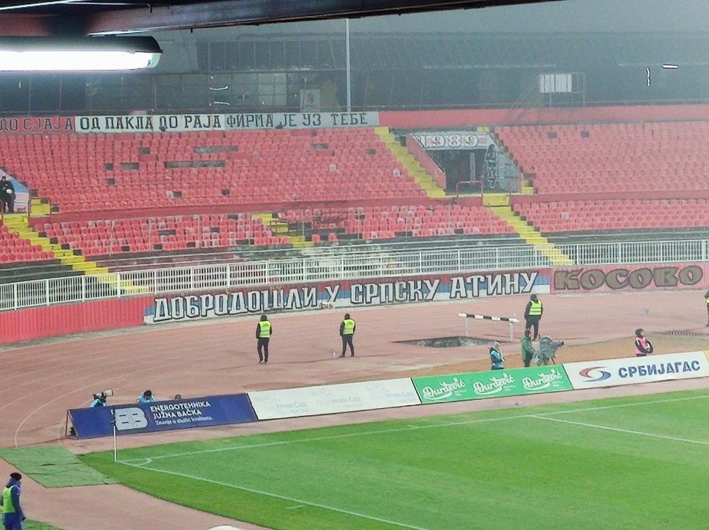 OPOMENA IGRAČIMA „Firma“ bojkotovala prvo poluvreme, a onda poslala jasnu poruku fudbalerima (FOTO/VIDEO)