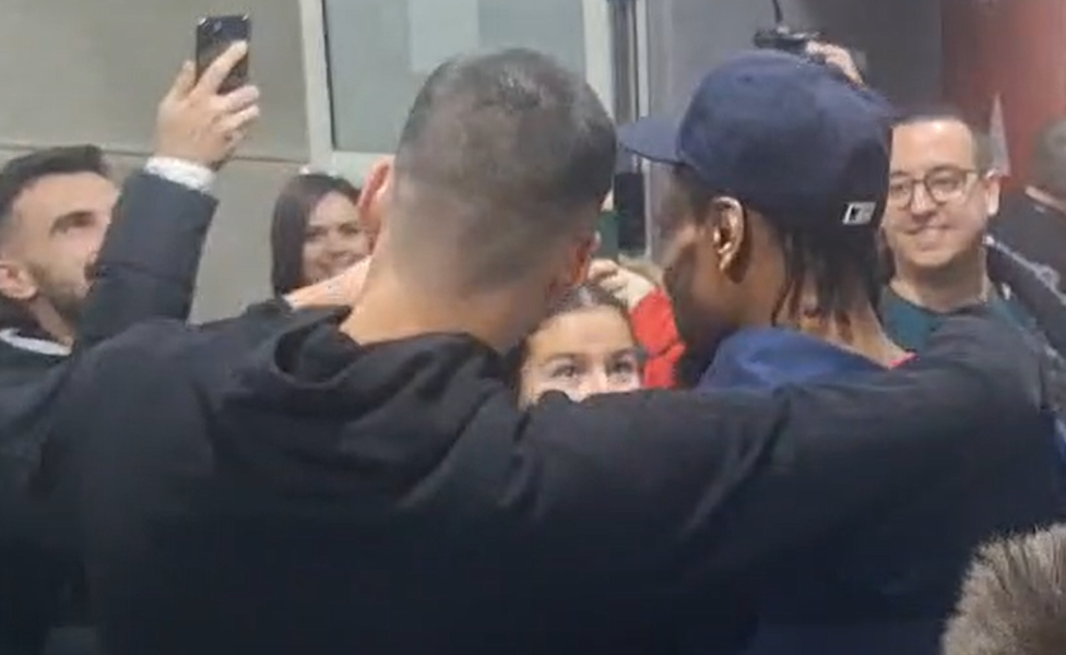 OBOŽAVAJU GA Panter jedva napustio Arenu od „grobara“! Navijači ga grlili i molili za sliku, ali i da se vrati u klub (VIDEO)