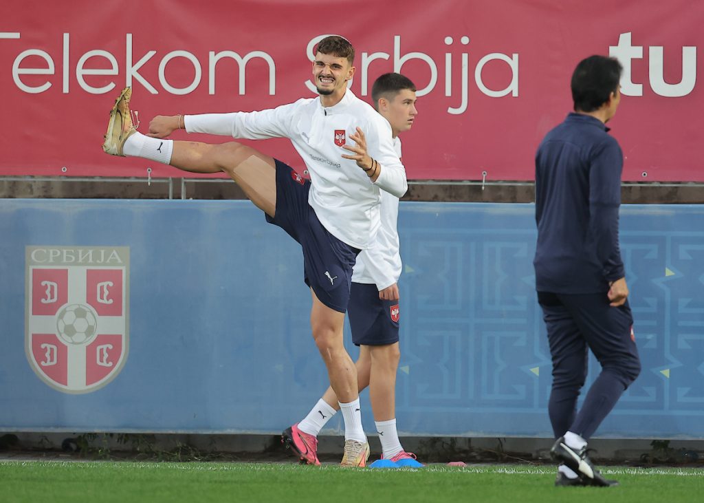 ODUŠEVIO JE ENGLEZE: Spreman sam za svaku ulogu u dresu Srbije! Navijači Milvola su verni i uvek me bodre pesmom… (VIDEO)