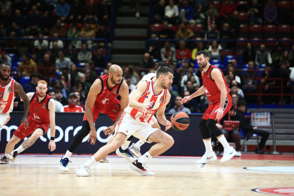 ZVEZDA NA MUKAMA U MILANU „Manekeni“ imaju „+11“ na poluvremenu (VIDEO)