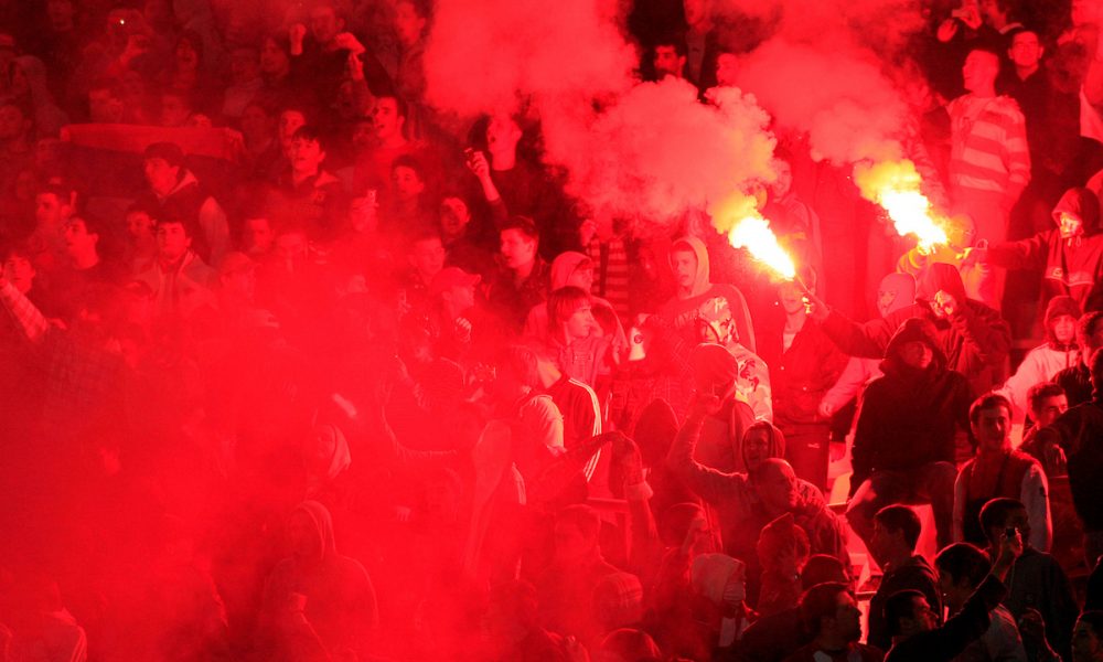 UMALO TRAGEDIJA KAO NA SRPSKOM VEČITOM DERBIJU Signalna raketa ispaljena sa tribine na tribinu na Poljudu! Usledila panika (VIDEO)