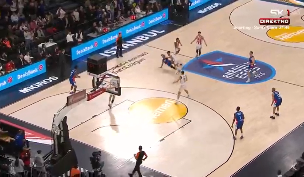 SUKOB NA KRAJU Larkin provukao loptu kroz noge Kaliniću, ovaj ga „patosirao“ (VIDEO)