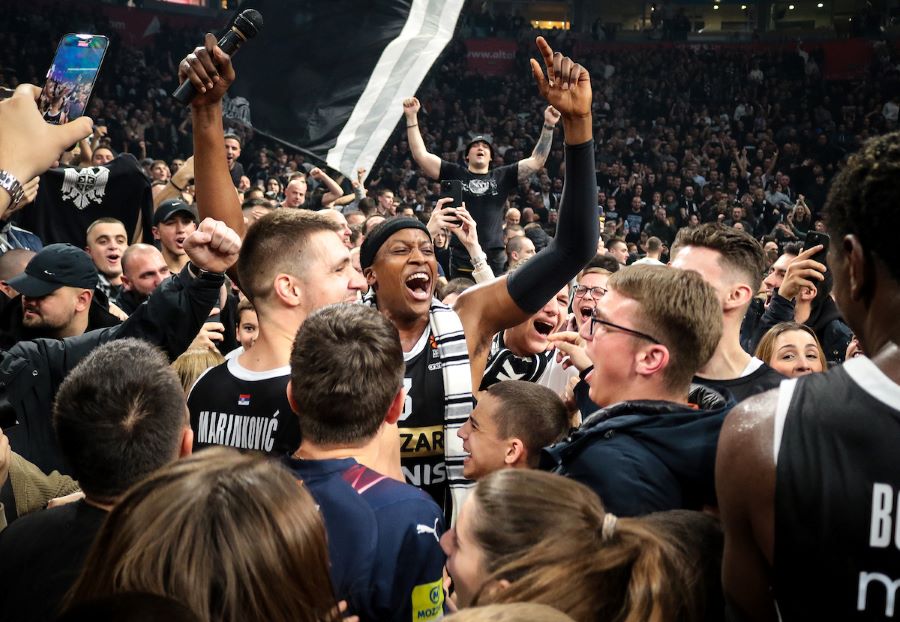 NAJMLAĐI „GROBARI“ IMAJU SVOG HEROJA Večeras je igrao za rivlala, a jedva se probio do autobusa od svih koji su hteli autogram ili fotografiju (VIDEO)