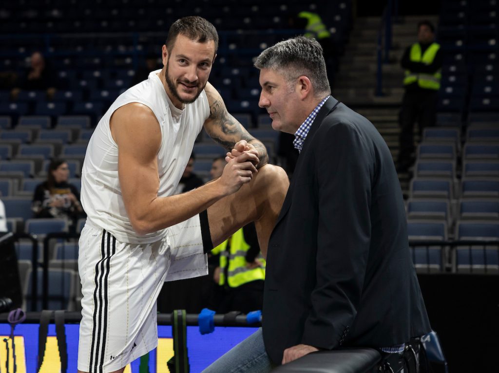 JOŠ JEDAN MILJENIK STIGAO U ARENU „Grobari“ skandiraju nekadašnjem kapitenu! (VIDEO)