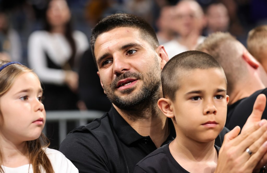 VIDEO KOJI ĆE DA ODUŠEVI „GROBARE“ Mitrović u trenerci Partizana pogađa trojku i uzvikuje jedno ime! Potom šalje dirljivu poruku košarkašima! (VIDEO)