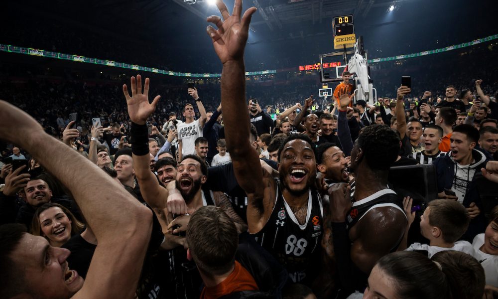 KRALJEVSKI Evo kako su „grobari“ iz Republike Srpske dočekali košarkaše Partizana (VIDEO)