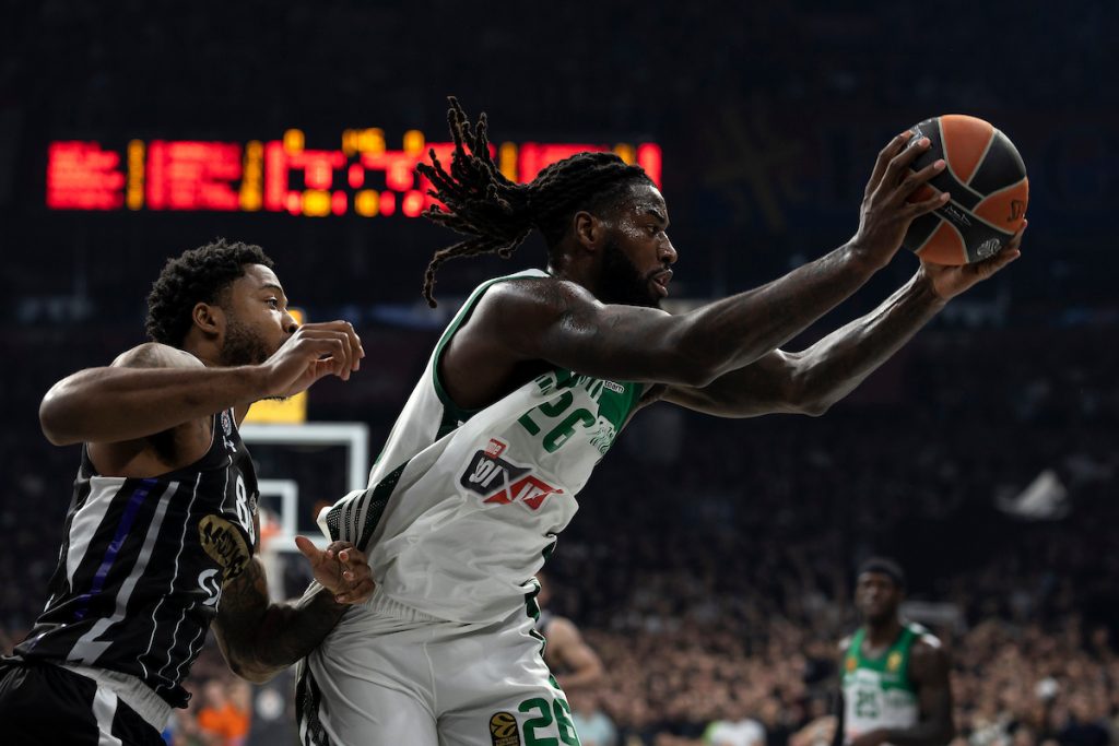 DA LI JE OVO IKADA VIĐENO? Protivnički košarkaš izvodi slobodna bacanja, a cela Arena skandira njegovo ime (VIDEO)