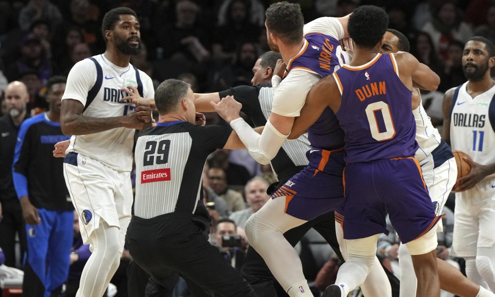 TUČA U ARIZONI Bosanac lupio šamar rivalu, pa završio na patosu! Svi se smeju faci Kajrija Irvinga (VIDEO)