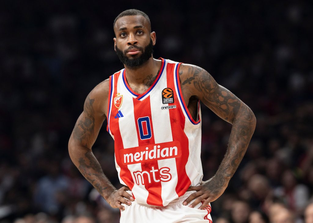 SREĆOM NA AERODROMU NEMA „MODNE POLICIJE“ Kodi kao da je krenuo na pecanje, a ne u Barselonu! Gumene čizme i trenerka, gore društvene mreže (FOTO)