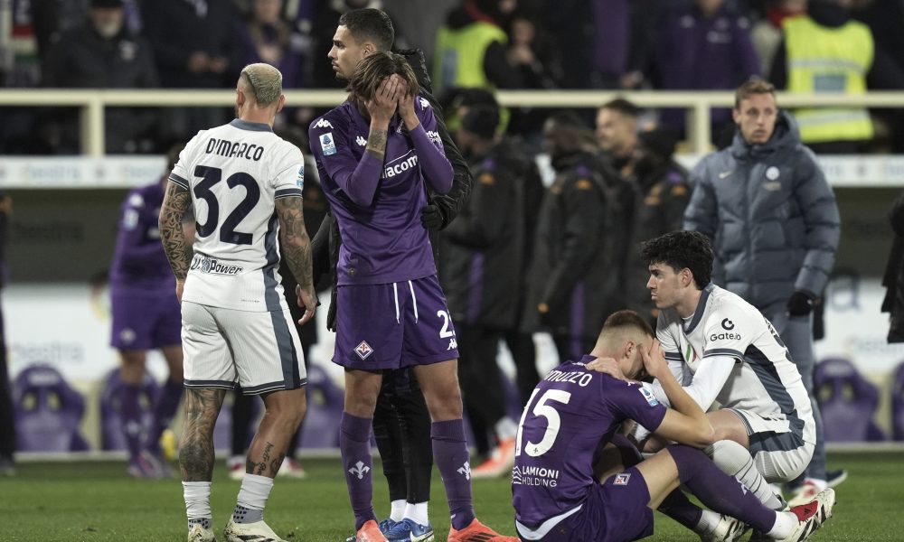 NIKOME NIJE DO FUDBALA Utakmica u Firenci neće da bude nastavljena, svi strepe za život mladog fudbalera (UZNEMIRUJUĆI VIDEO)