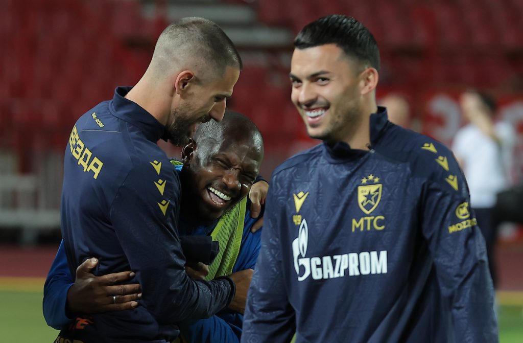 VESELO NA TRENINGU OPORAVKA CRVENE ZVEZDE Degenek „pecnuo“ Elšnika, Slovenac mu odgovorio: Mogao si biti… (FOTO)