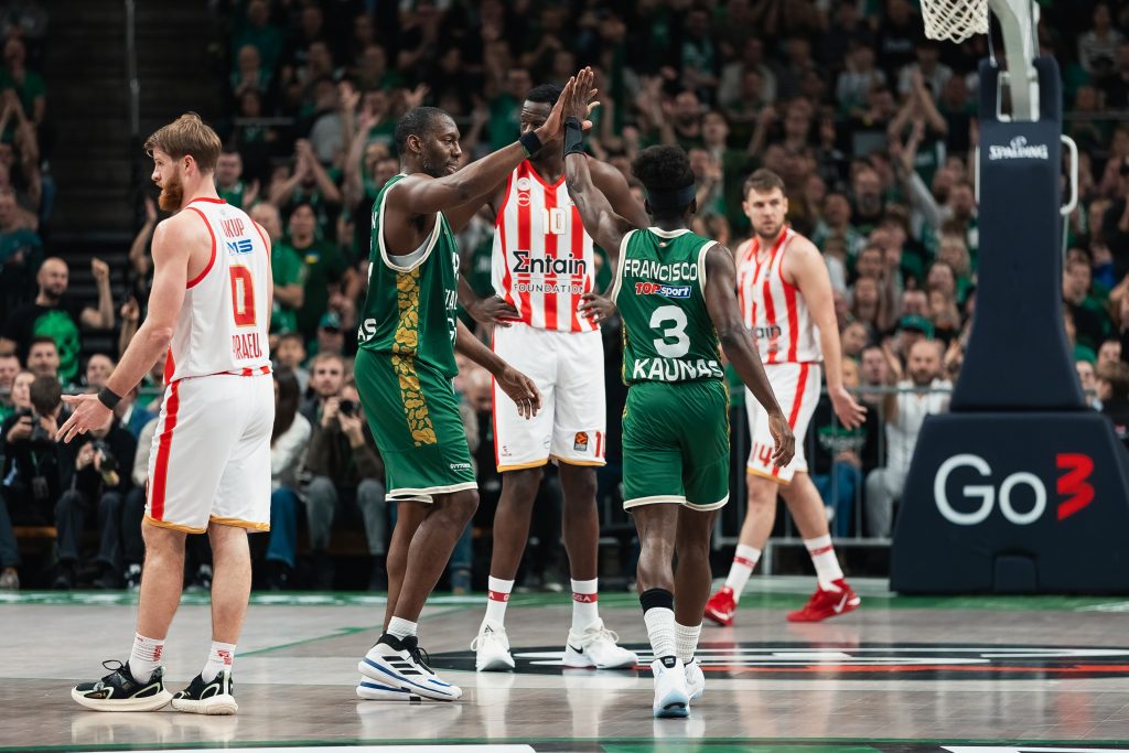 „ŠOU TAJM“ U KAUNASU Devojka prvo vezanih očiju gađala bacanje, a onda dobila ponudu od koje je pala u nesvest! U sve umešana i atraktivna čirlidersica (FOTO)