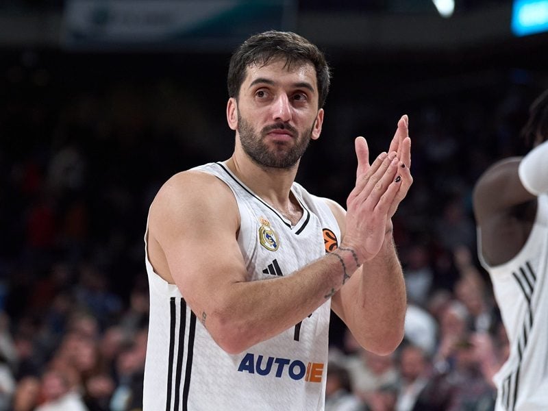 Pogledajte nestvaran koš Fakunda Kampaca iza leđa sa dve trećine terena, šteta što nije priznat (VIDEO)