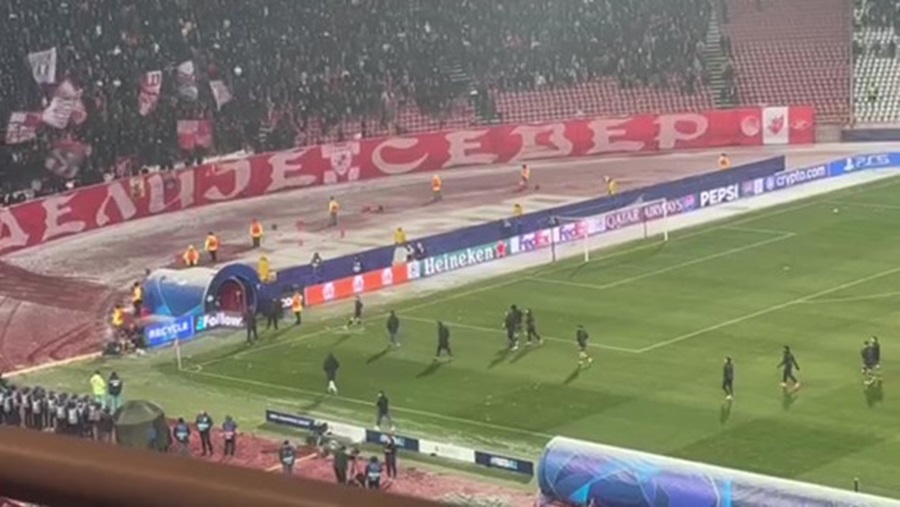 POČELA ZABAVA Palo prvo grudvanje! Meta su bili fudbaleri PSV-a (VIDEO)