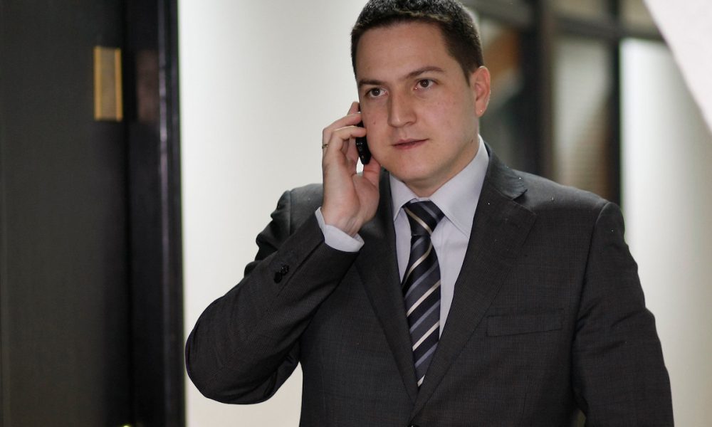 Bivši potpredsednik Partizana u Prištini poljubio grob nekadašnjeg fudbalera kluba iz Humske (FOTO)