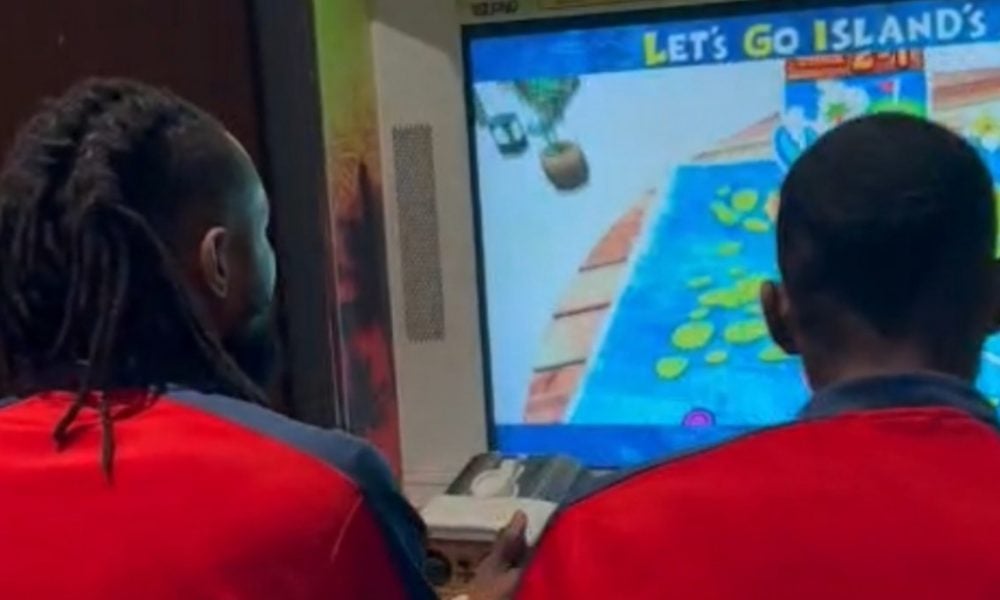 NA PRIPREMAMA IMA PROSTORA I ZA ZABAVU Vošini stranci u slobodno vreme uživaju u virtuelnim igricama, a jedan fudbaler je pravi majstor u kuglanju (VIDEO)