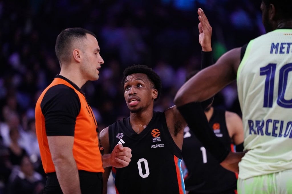 PA I NIJE VELIKA RAZLIKA, SAMO POLA METRA… Najniži pobedio najvišeg igrača lige u podbacivanju! Evo šta je uradio