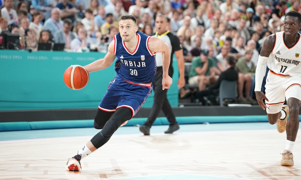 HIT SNIMAK Avramović pokušao da „ukroti“ trenera! Pistiolis krenuo na sudiju, a onda… (VIDEO)