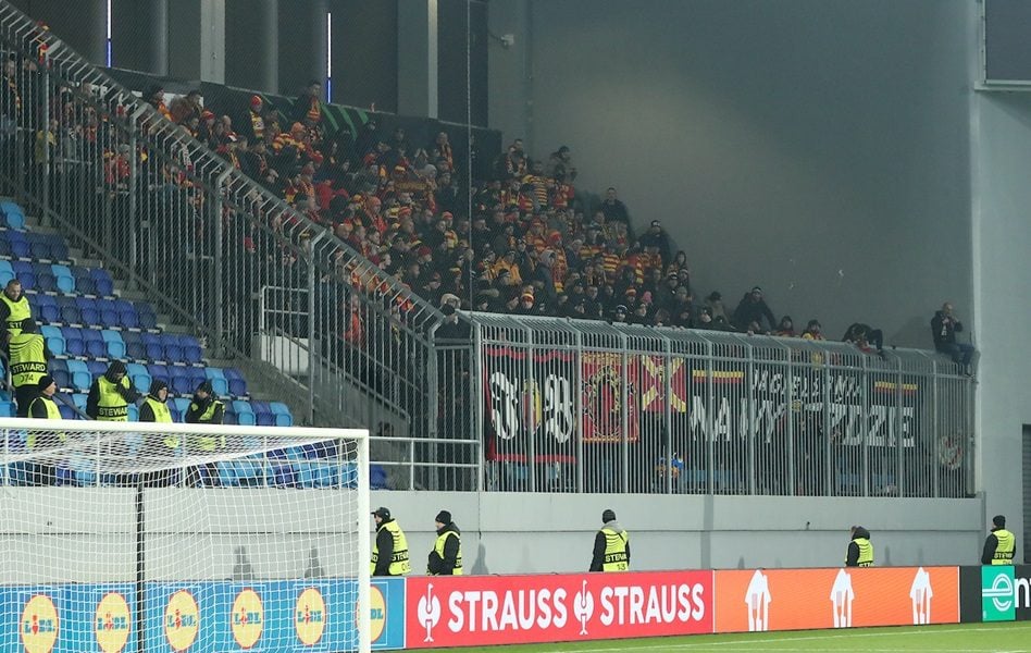 POLJACI, KAPA DOLE Navijači Jagjelonije u Bačkoj Topoli skandirali „Kosovo je srce Srbije“, a onda… (VIDEO)