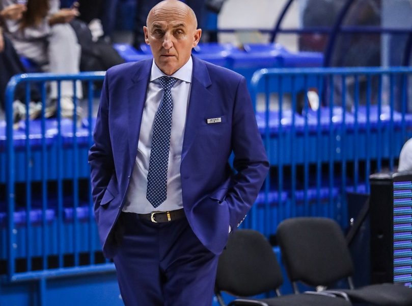 Gospodski potez: Pavićević poklonio cveće sudiji koju je uvredio (VIDEO)