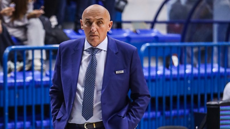 Gospodski potez: Pavićević poklonio cveće sudiji koju je uvredio (VIDEO)