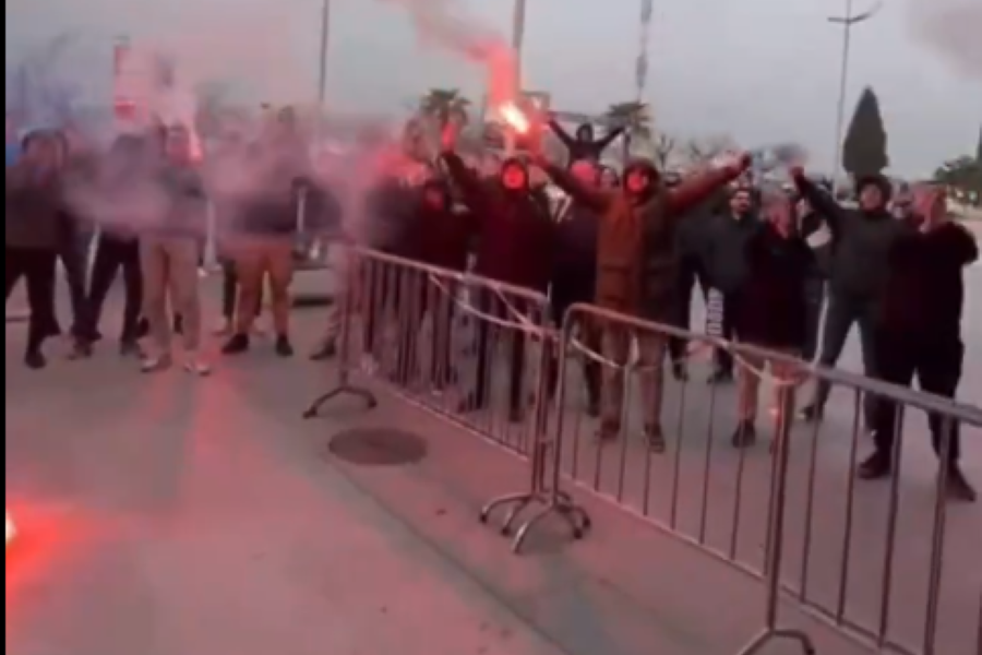 „VARVARI“ KAO „GROBARI“ Gorelo je u Podgorici, pogledajte kako su dočekani Rajt i drugari (VIDEO)