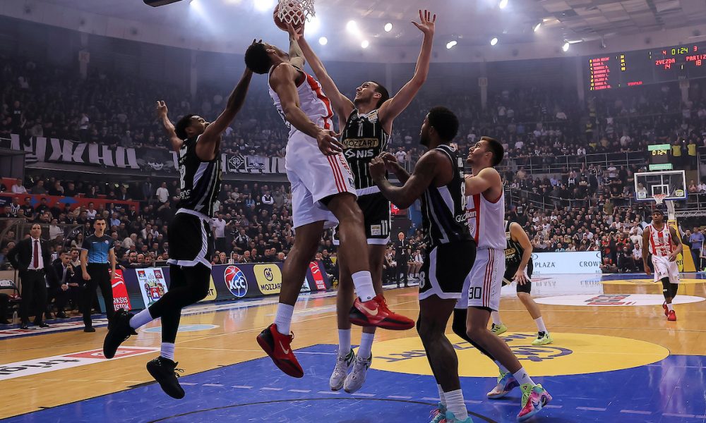 SUDIJAMA JE PROMAKLO Košarkaš Zvezde uhvatio pleja Partizana za glavu dok je ležao na parketu, igra je nastavljena kao da ništa nije ni bilo! „Grobari“ u neverici… (VIDEO)