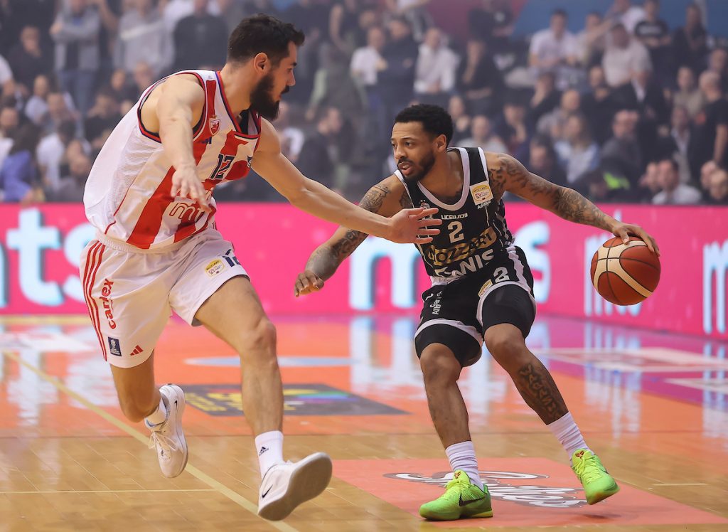 „ZAPALIO“ SE Karlik Džons bacio „grobare“ u delirijum! Partizan napravio seriju 9:0 (VIDEO)