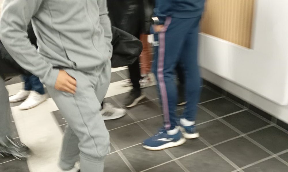 Ne deluje dobro: Goh otežano hoda posle povrede (VIDEO)