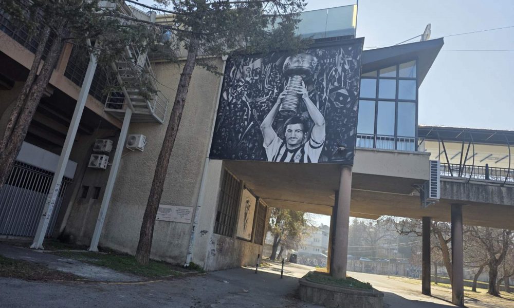 NA STADIONU PARTIZANA OSVANUO NOVI MURAL Moca Vukotić sa peharom u rukama kao simbol boljih dana i povratka trofeja u Humsku (FOTO)