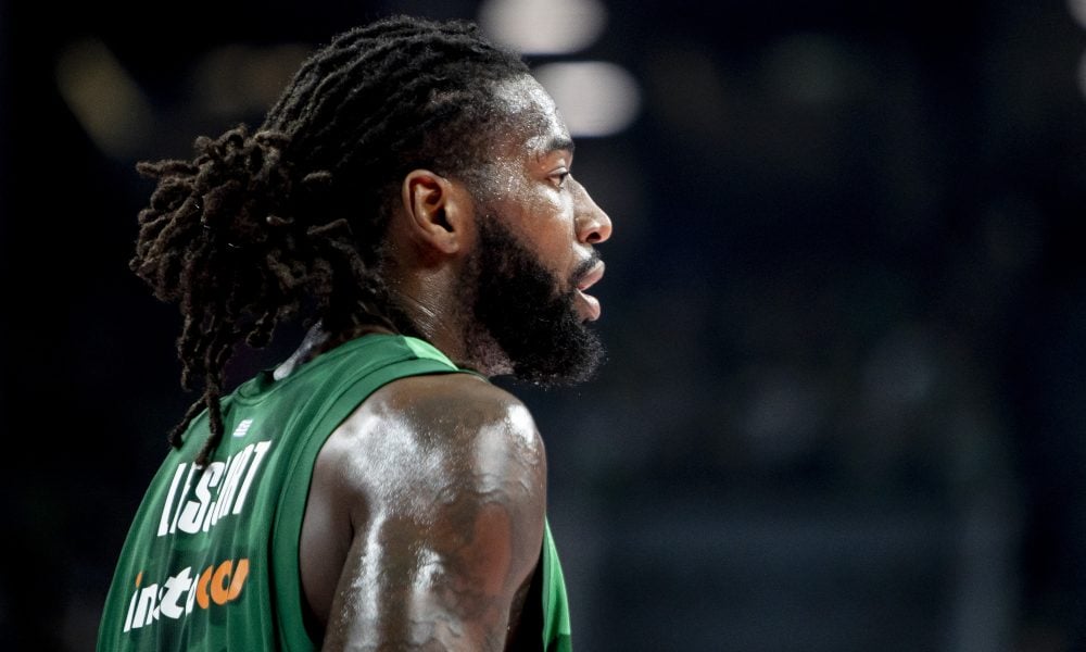 Lesor pravio šou pored terena: Vatreno navijao, umalo stradao redar (VIDEO)