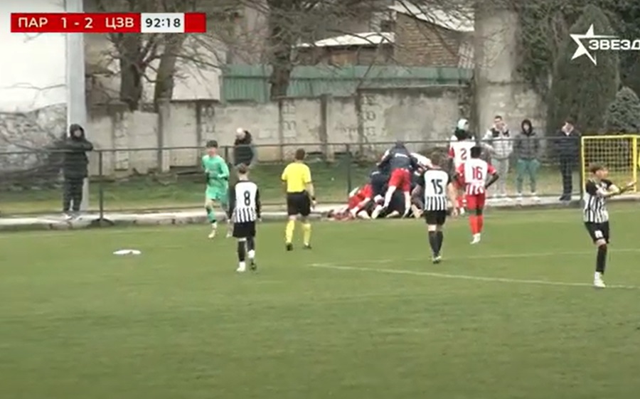 NEMA POŠTOVANJA Igrač Partizana gazio Zvezdin dres dok je protivnik slavio gol (FOTO/VIDEO)