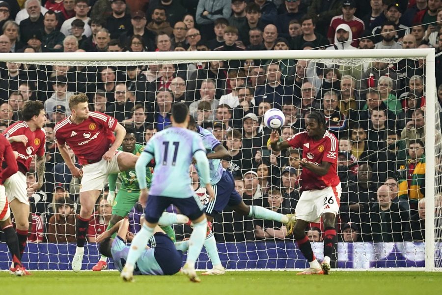 PREMIJER LIGA Brunova majstorija iz slobodnjaka i Rajsova „lepotica“ za remi u Mančesteru! Liverpul još bliži tituli (VIDEO)