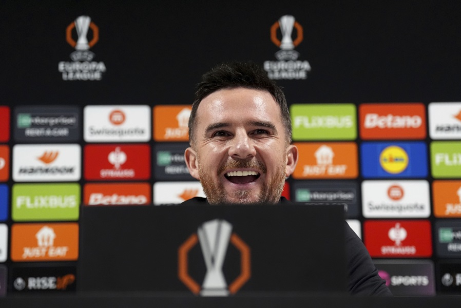 Tri godine bio bez kluba, pa sada kao privremeni trener izbacio Murinja