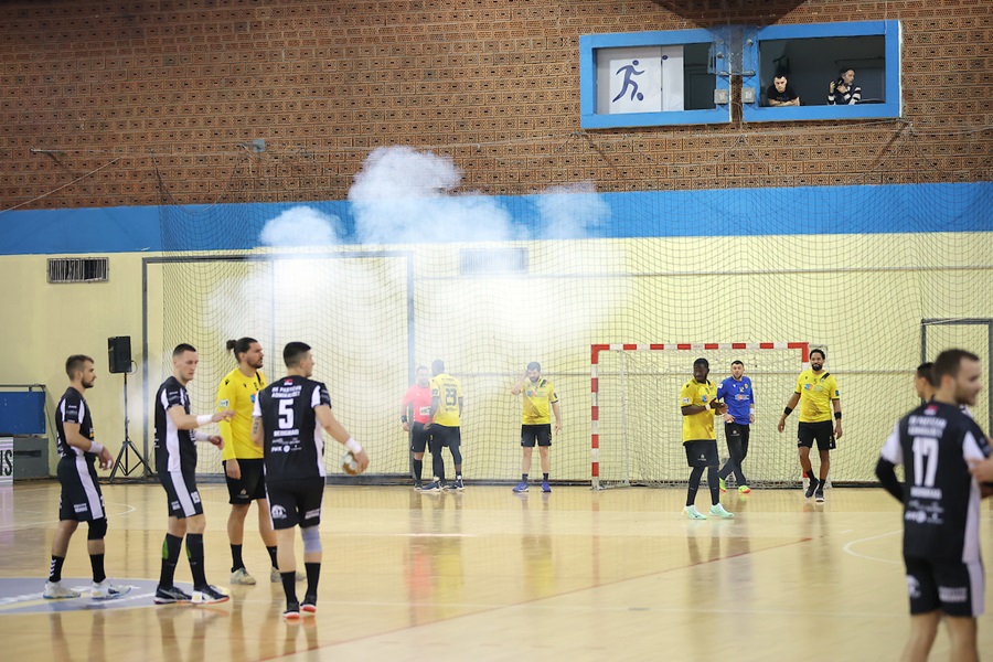 Haos na Banjici: Navijači Partizana gađali rukometaše AEK-a (VIDEO)