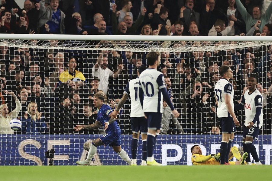 Čelsi pobedio gradskog rivala i pretekao Mančester siti (VIDEO)