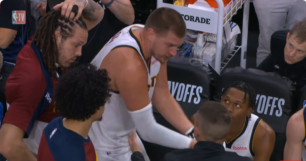 Tajm-aut: Jokić ljut očitao bukvicu svom timu, trener pokušao da ga smiri (VIDEO)