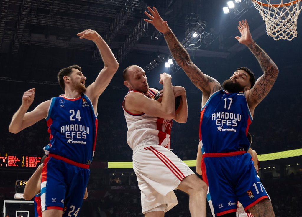 Efes odoleo borbenoj Zvezdi! Mekintajer promašio pobedu u poslednjoj sekundi