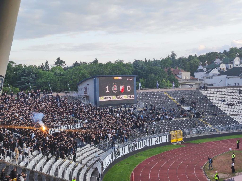 Bakljada i jasna poruka „grobara“ (FOTO/VIDEO)