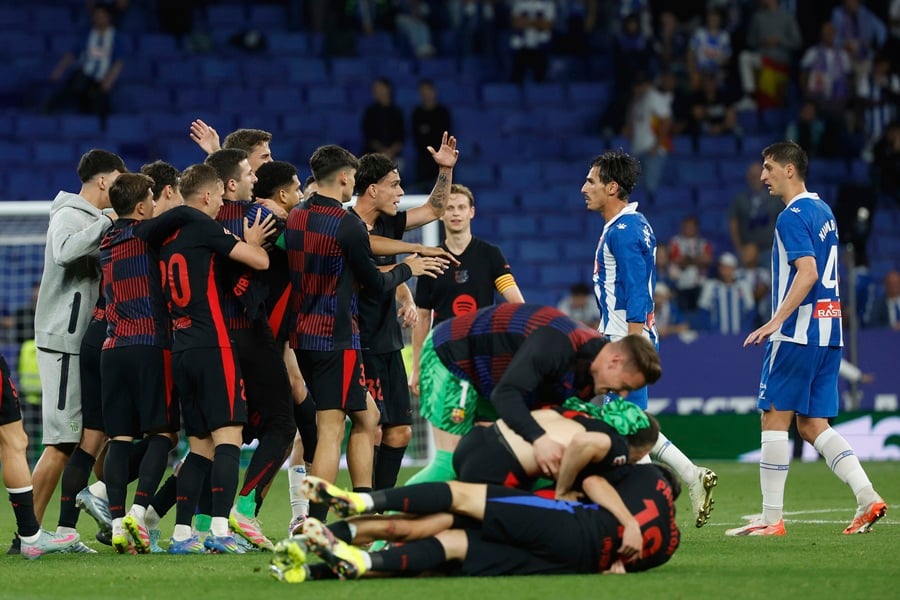 Bizaran potez Espanjola: Prskalicama sprečili Barsino slavlje (VIDEO)