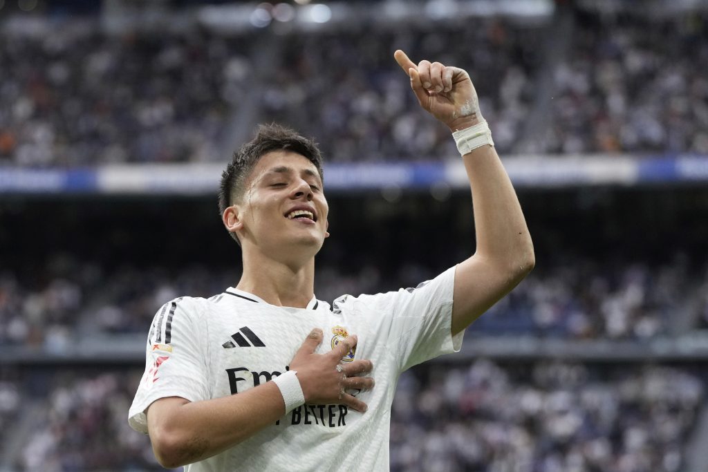 Komična scena na „Santjago Bernabeu“: Guler se začudio zbog priznanja koje je dobio (VIDEO)