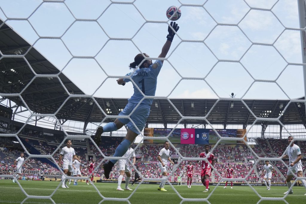 Nije ni čudo što je primio deset komada! Danju i noću vozi viljuškar, a iz ljubavi stane na gol