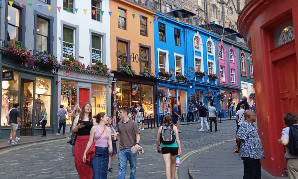 Razglednica iz Edinburga – arhitektura je božanstvena, klima misaona imenica, a grad vapi za higijenom