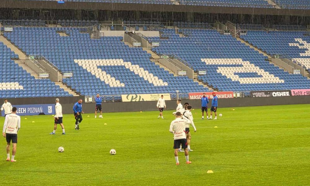 Jaka kiša nije omela fudbalere Zvezde da spreme taktiku u Poznanju (VIDEO)