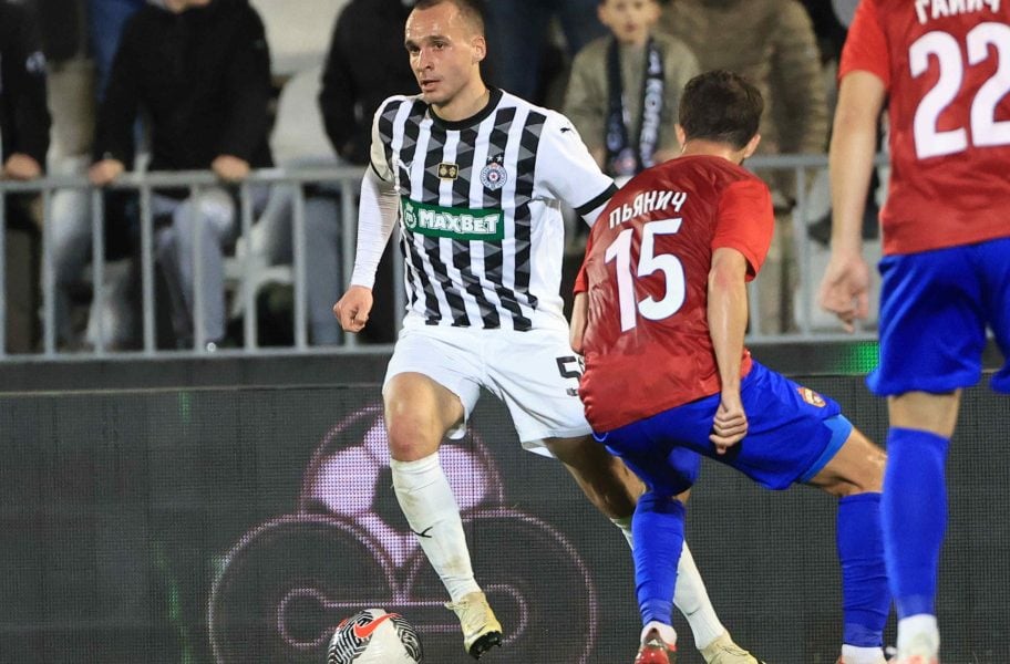 Kalulu nije jedini fudbaler Partizana sa nerešenim statusom, tu je i bek kojeg je Stanojević doveo kao veliko pojačanje