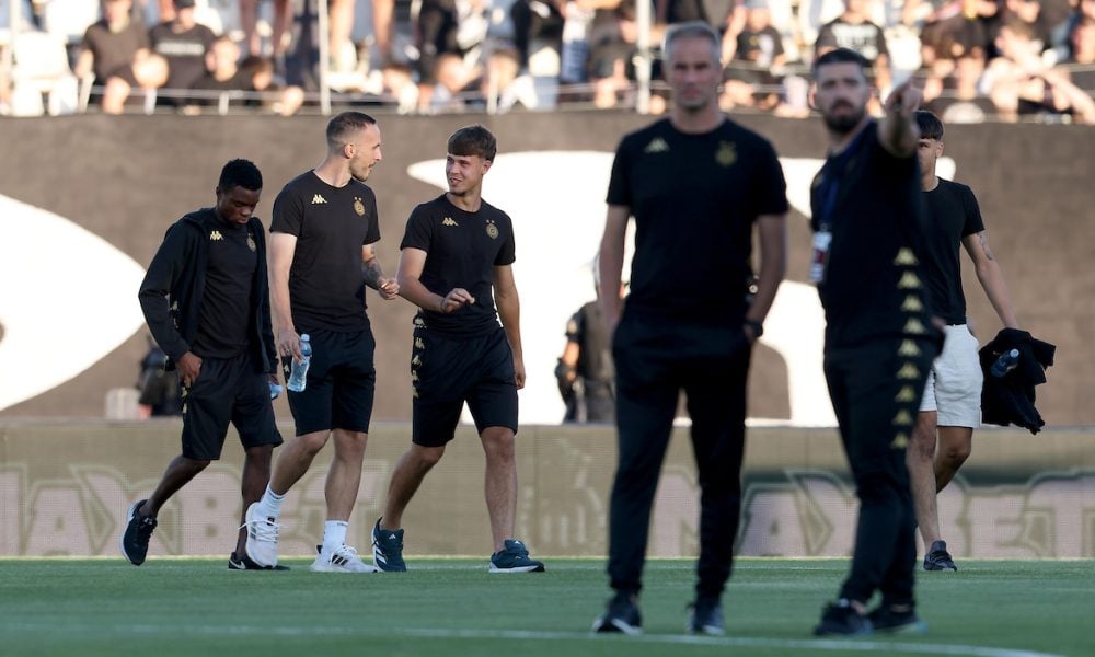 Poslednja priprema za boj: Partizanovi igrači prošetali terenom, pa obavili razgovor na klupi (VIDEO)