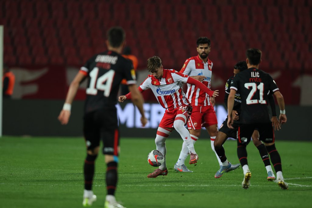 Zvezdin preokret u neviđenoj drami na „Marakani“: Crveni karton, promašen penal i dva prekida zbog topovskih udara (VIDEO)