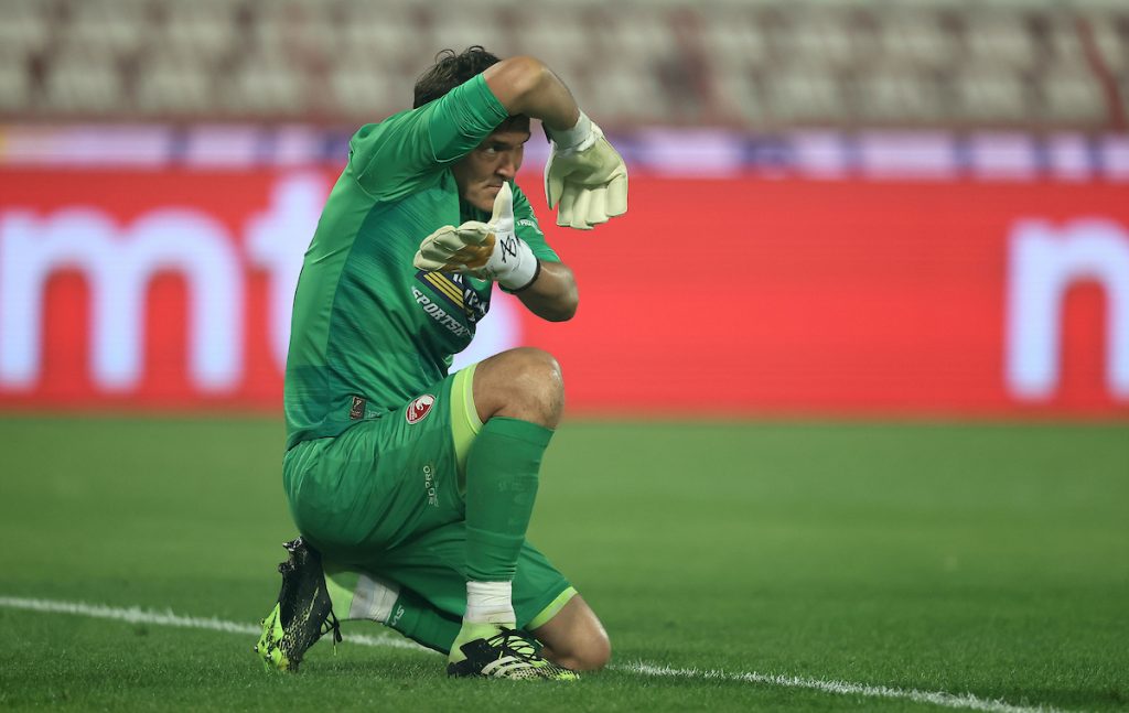 Prekid na „Marakani“: Navijači Zvezde gađaju Stojkovića petardama! Sudija poveo igrače u svlačionicu (VIDEO)