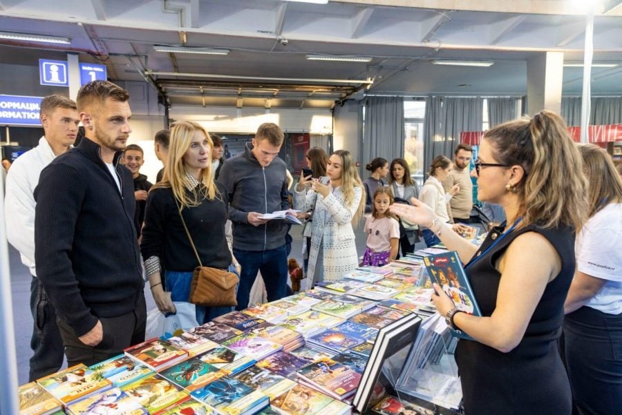 Fudbaleri Železničara na sajmu knjiga (Foto: FK Železničar Pančevo)
