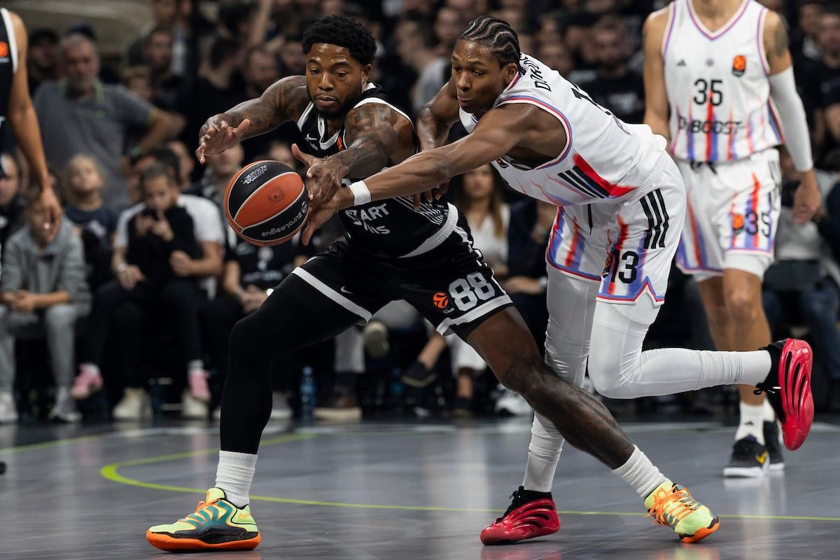 Partizan zaostaje koš razlike na poluvremenu, mnogo veći problem je povreda Tajrika Džonsa..